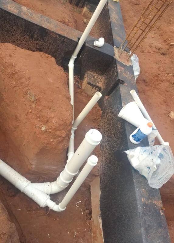 Montagem de tubulações subterrâneas em obra residencial